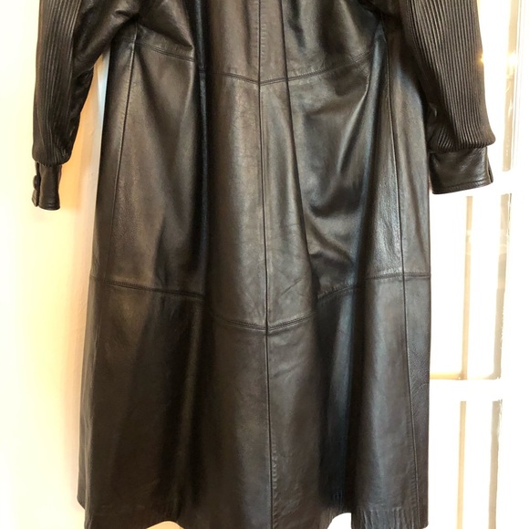 Full length leather coat with fur trim - Picture 9 of 9